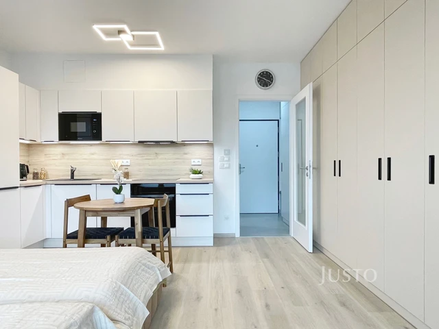 Prodej garsoniéry 33 m² + balkón 7 m²