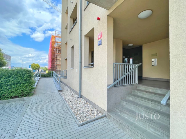 Prodej 3+kk 82 m² + lodžie 3 m² + balkón 3 m² + garáž