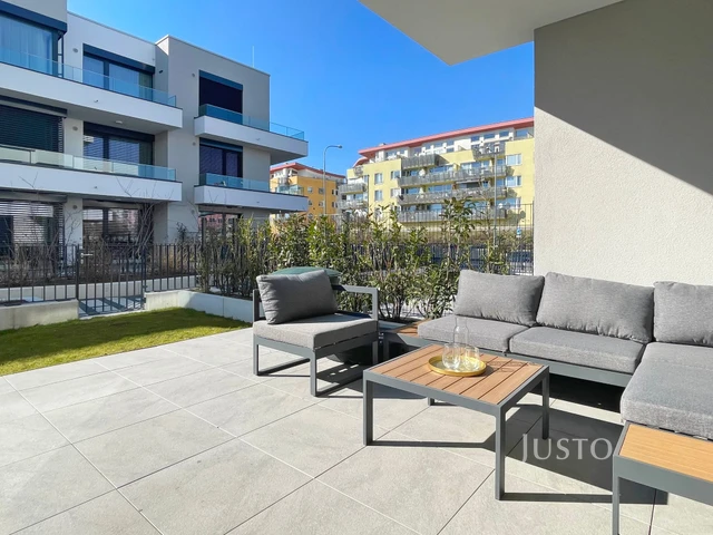 Prodej 2+kk 53 m² + zahrádka 19 m² + terasa 29 m² + parkování