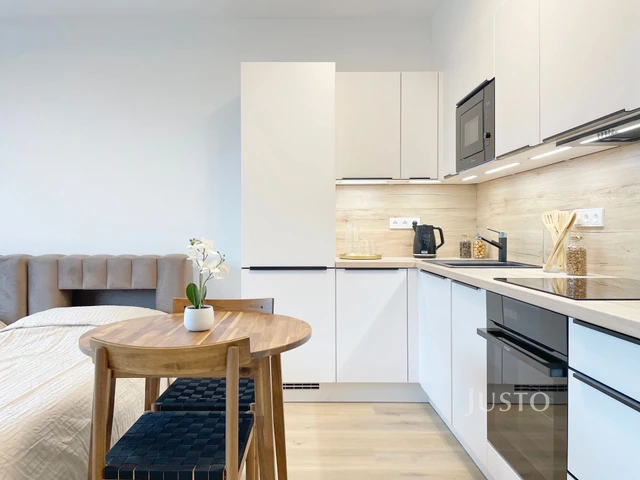 Prodej garsoniéry 33 m² + balkón 7 m²