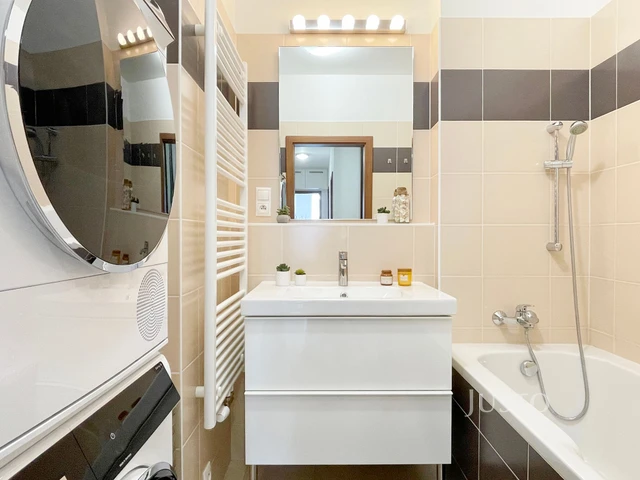 Prodej 3+kk 82 m² + lodžie 3 m² + balkón 3 m² + garáž