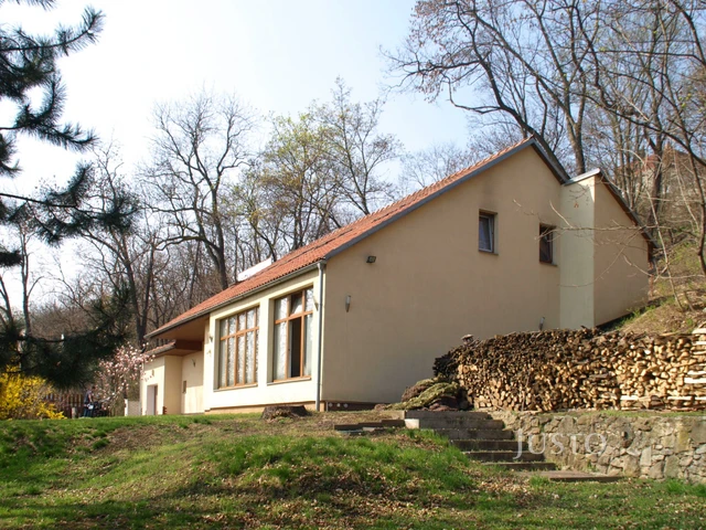 Prodej rodinného domu 250 m² s pozemkem 1168 m²
