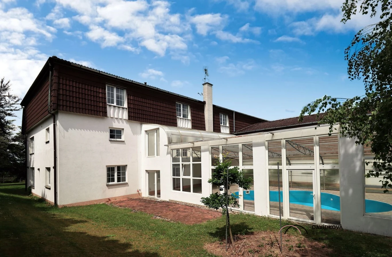 Prodej vícegeneračního domu 1085 m² s pozemkem 2112 m² + terasa 49 m² — Chocerady – Komorní Hrádek