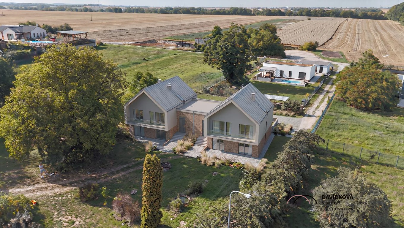 Prodej stavebního pozemku 676 m² se stavebním povolením, pozemek A, Hostouň u Prahy — Hostouň