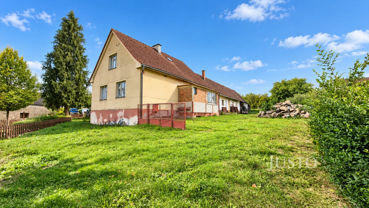 Prodej rodinného domu 215 m² s pozemkem 2 076 m²