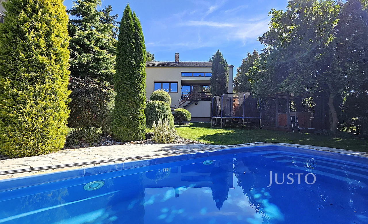 Prodej rodinného domu 322 m² s pozemkem 777 m²