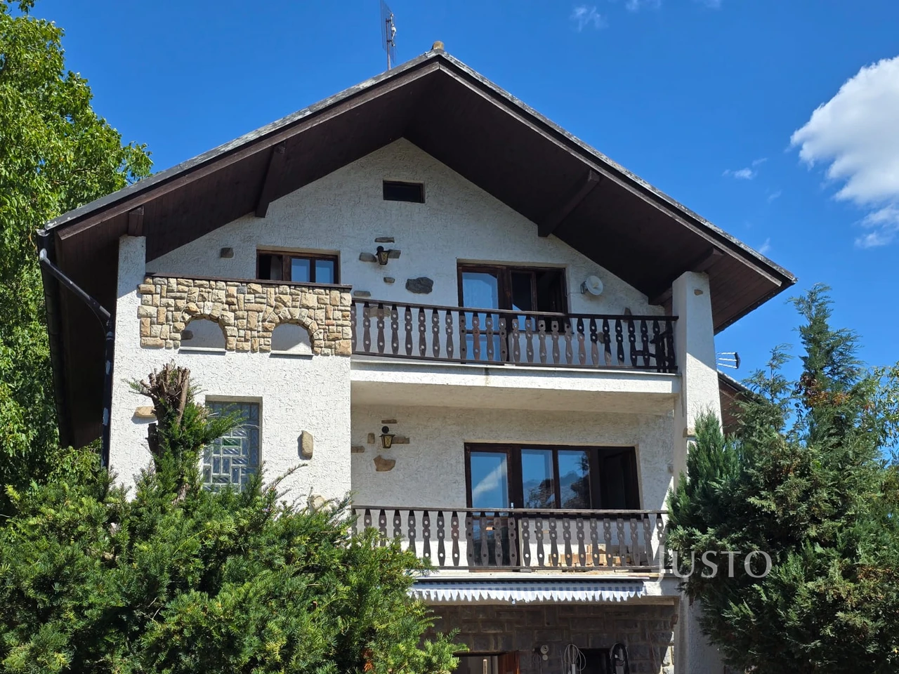 Prodej rodinného domu 214 m² s pozemkem 998 m²