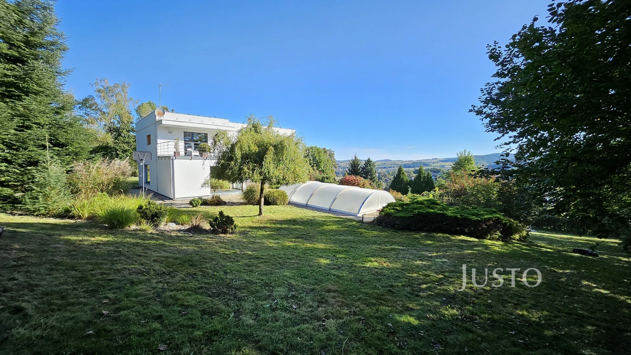 Prodej vily 279 m² s pozemkem 4657 m² + terasa