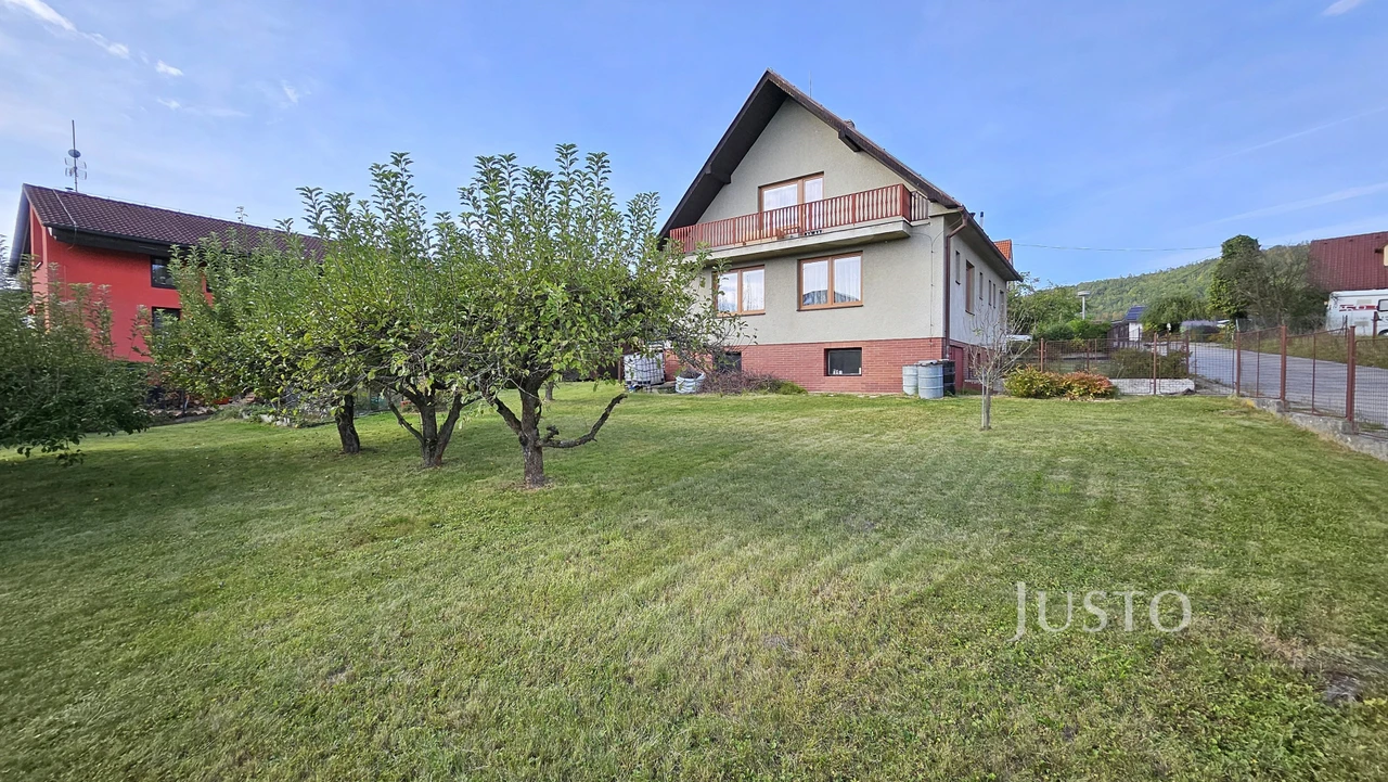 Prodej rodinného domu 296 m² s pozemkem 853 m² + terasa 8 m² + balkón 18 m²