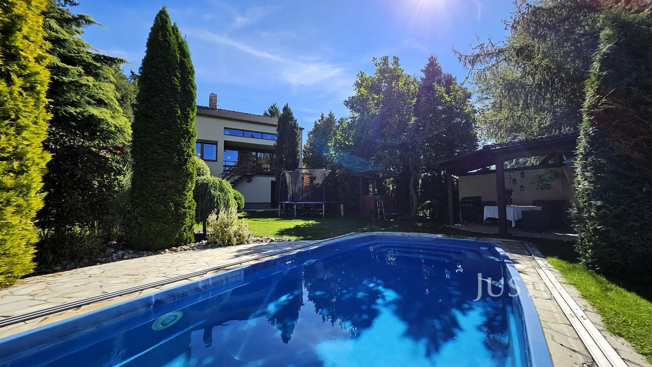 Prodej rodinného domu 322 m² s pozemkem 777 m²