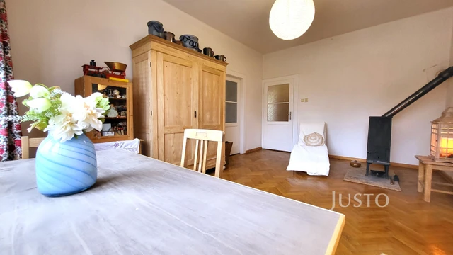 Prodej vícegeneračního domu 454 m² s pozemkem 1145 m² + balkón