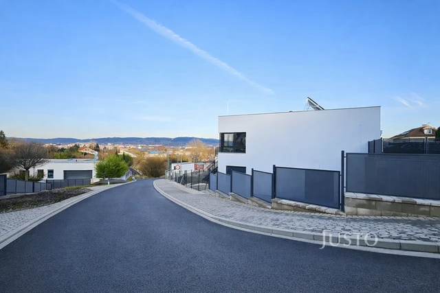 Prodej 4+kk 76 m² + zahrada 296 m² + terasa 27 m² + parkování