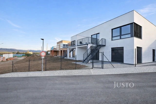 Prodej 3+kk 84 m² + zahrada 230 m² + terasa 21 m² + parkování