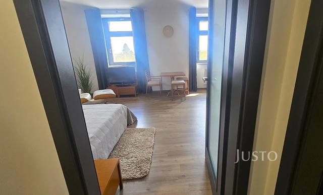 Pronájem 1+kk 40 m² + parkování, Písek - Vladislavova