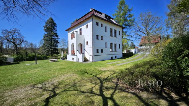 Prodej rodinného domu 257 m² s pozemkem 1742 m² + balkón 5 m²