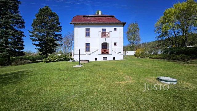 Prodej rodinného domu 257 m² s pozemkem 1742 m² + balkón 5 m²