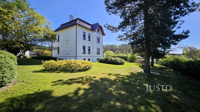 Prodej rodinného domu 257 m² s pozemkem 1742 m² + balkón 5 m²