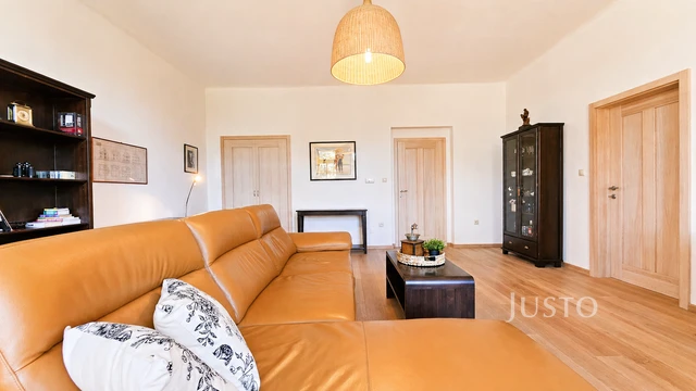 Prodej rodinného domu 257 m² s pozemkem 1742 m² + balkón 5 m²