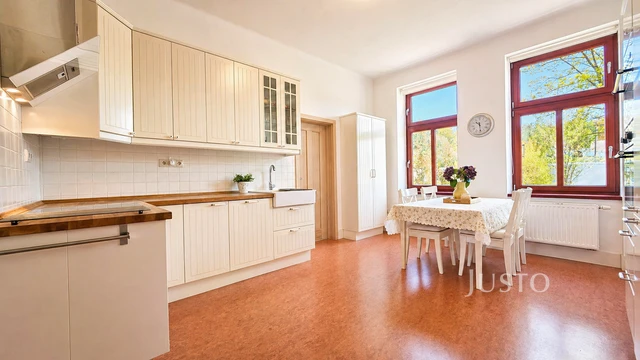 Prodej rodinného domu 257 m² s pozemkem 1742 m² + balkón 5 m²