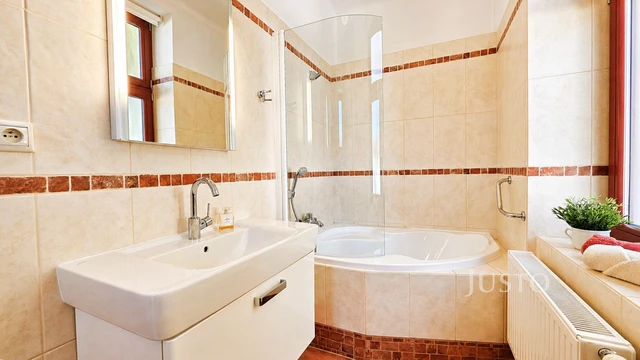 Prodej rodinného domu 257 m² s pozemkem 1742 m² + balkón 5 m²