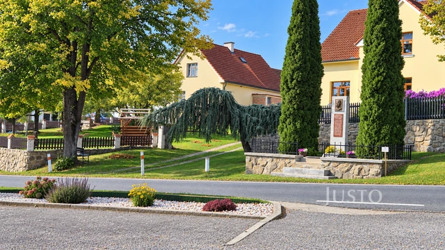 Prodej rodinného domu 215 m² s pozemkem 2 076 m²