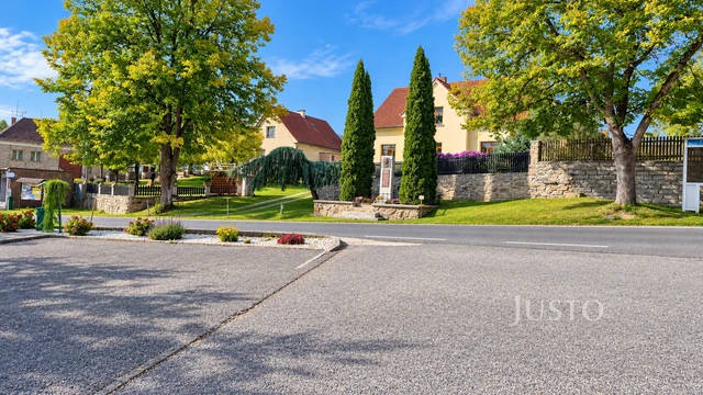 Prodej rodinného domu 215 m² s pozemkem 2 076 m²
