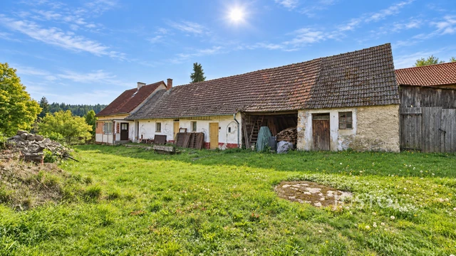 Prodej rodinného domu 215 m² s pozemkem 2 076 m²