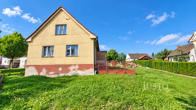 Prodej rodinného domu 215 m² s pozemkem 2 076 m²