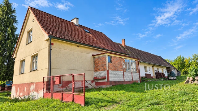 Prodej rodinného domu 215 m² s pozemkem 2 076 m²