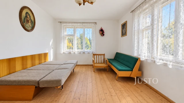 Prodej rodinného domu 215 m² s pozemkem 2 076 m²