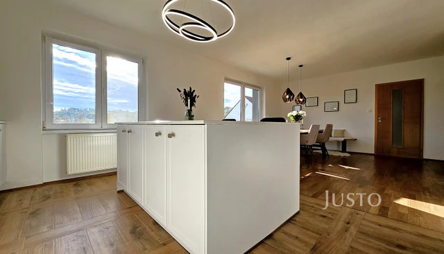 Prodej rodinného domu 278 m² s pozemkem 928 m² + terasa