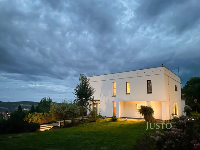 Prodej vily 279 m² s pozemkem 4657 m² + terasa