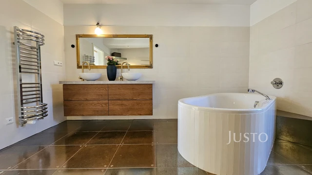 Prodej vily 279 m² s pozemkem 4657 m² + terasa