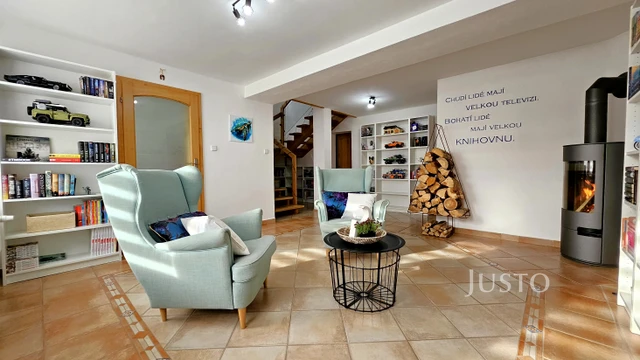 Prodej rodinného domu 278 m² s pozemkem 928 m² + terasa