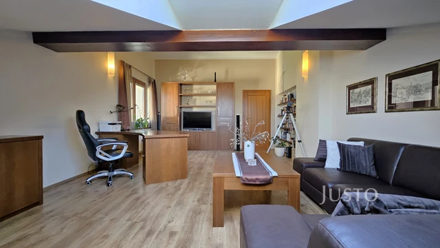 Prodej rodinného domu 322 m² s pozemkem 777 m²