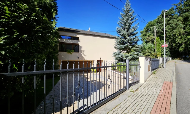 Prodej rodinného domu 322 m² s pozemkem 777 m²