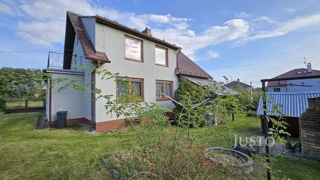 Prodej rodinného domu 296 m² s pozemkem 853 m² + terasa 8 m² + balkón 18 m²
