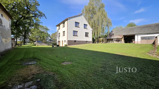 Prodej rodinného domu 243 m² s pozemkem 1633 m²