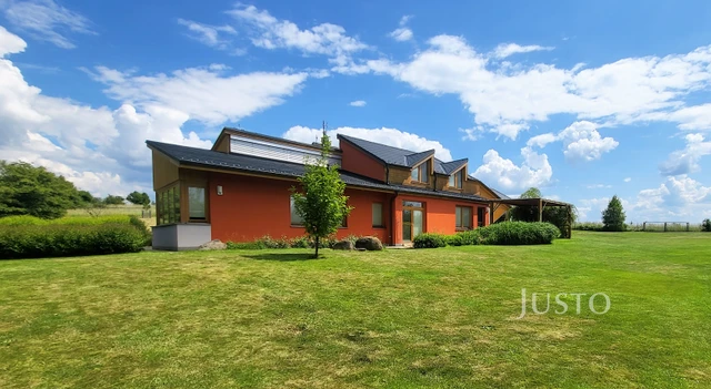 Prodej rodinného domu 346 m² s pozemkem 5 636 m²