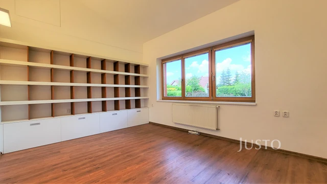 Prodej rodinného domu 346 m² s pozemkem 5 636 m²