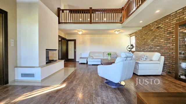 Prodej rodinného domu 322 m² s pozemkem 777 m²