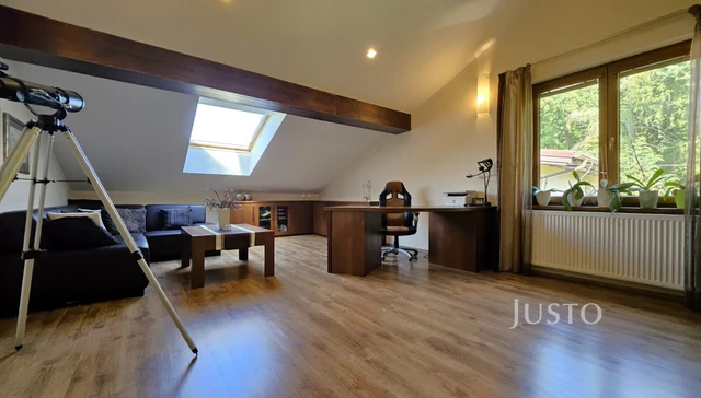 Prodej rodinného domu 322 m² s pozemkem 777 m²