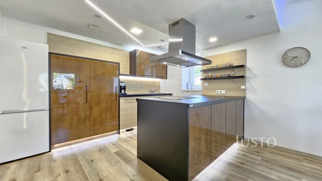 Prodej rodinného domu 276 m² s pozemkem 1398 m² + terasa 18 m² + lodžie