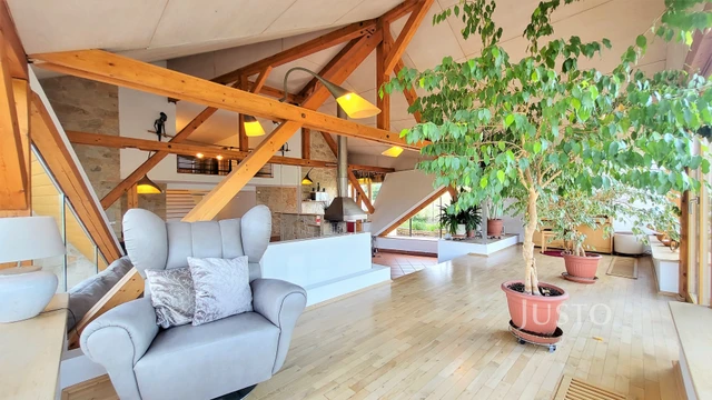 Prodej rodinného domu 346 m² s pozemkem 5 636 m²