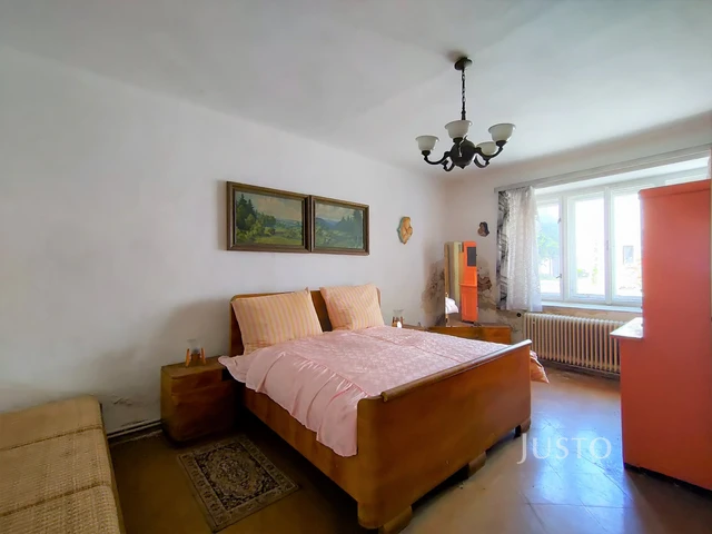 Prodej rodinného domu 295 m² s pozemkem 1648 m²