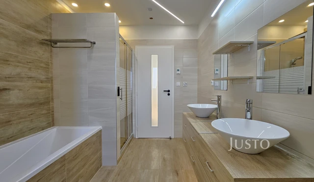 Prodej rodinného domu 276 m² s pozemkem 1398 m² + terasa 18 m² + lodžie