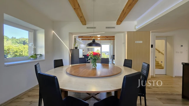Prodej rodinného domu 276 m² s pozemkem 1398 m² + terasa 18 m² + lodžie
