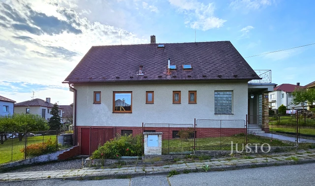 Prodej rodinného domu 296 m² s pozemkem 853 m² + terasa 8 m² + balkón 18 m²