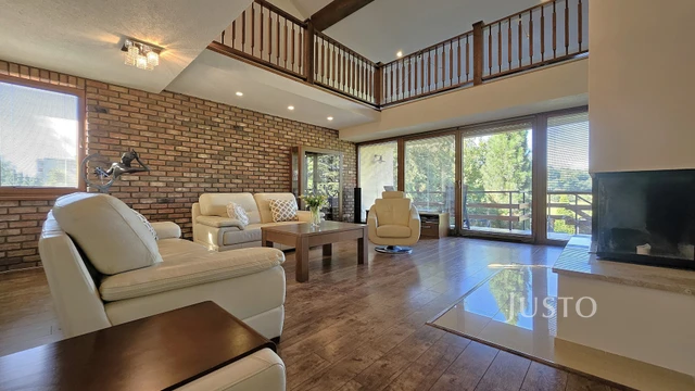 Prodej rodinného domu 322 m² s pozemkem 777 m²