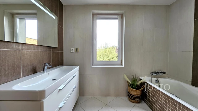 Prodej rodinného domu 278 m² s pozemkem 928 m² + terasa